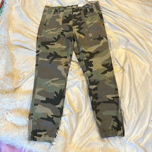 NWT women’s cargo camouflage jeans/pants size Large by Kancan